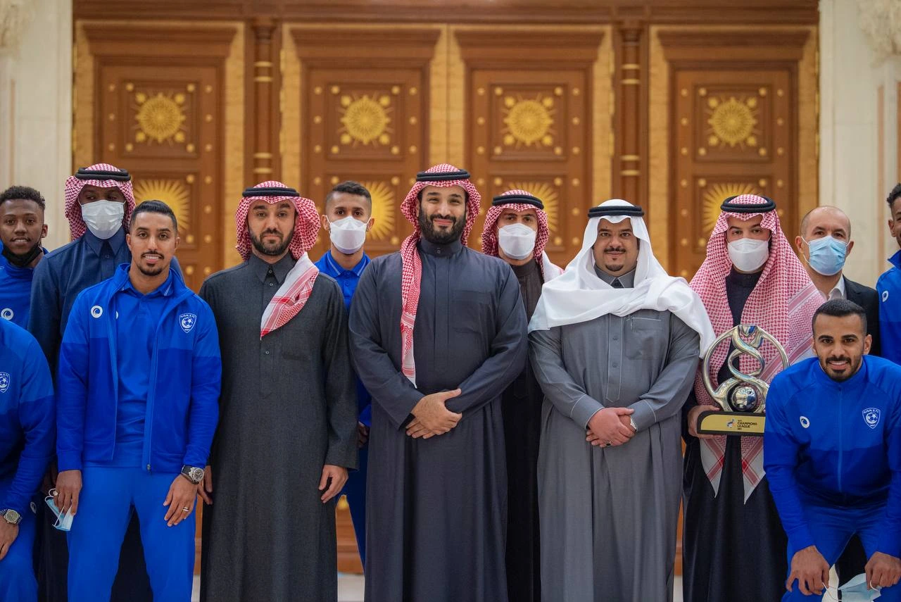 سمو سيدي ولي العهد يستقبل سمو وزير الرياضة ورئيس الاتحاد السعودي لكرة القدم، ورئيس وأعضاء مجلس إدارة نادي الهلال - صورة 1
