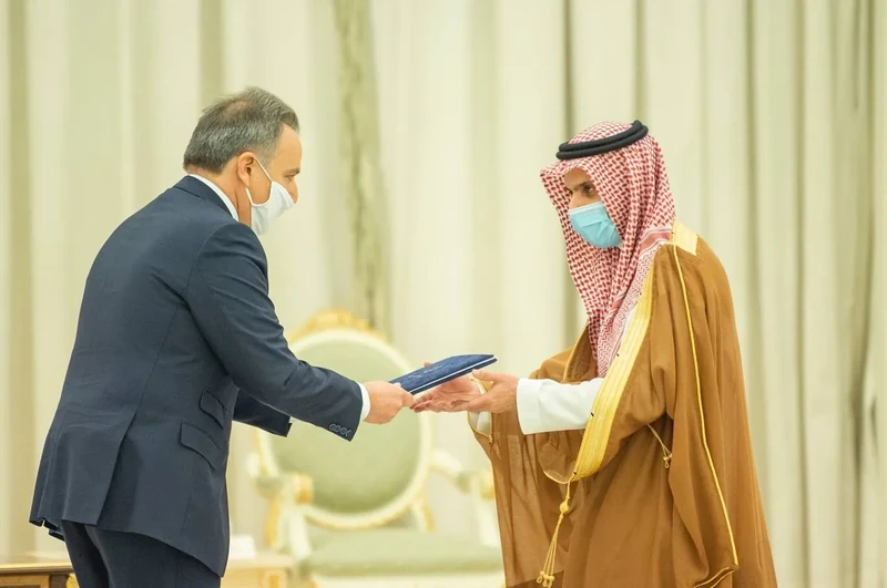 سفراء دول شقيقة وصديقة يقدمون أوراق اعتمادهم أمام سيدي خادم الحرمين الشريفين - صورة 16