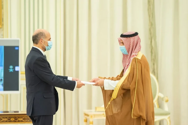 سفراء دول شقيقة وصديقة يقدمون أوراق اعتمادهم أمام سيدي خادم الحرمين الشريفين - صورة 19