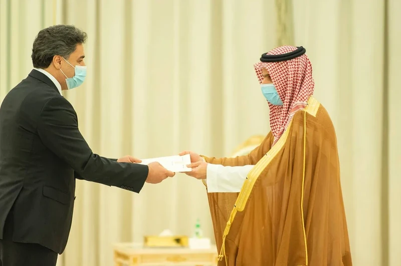 سفراء دول شقيقة وصديقة يقدمون أوراق اعتمادهم أمام سيدي خادم الحرمين الشريفين - صورة 21