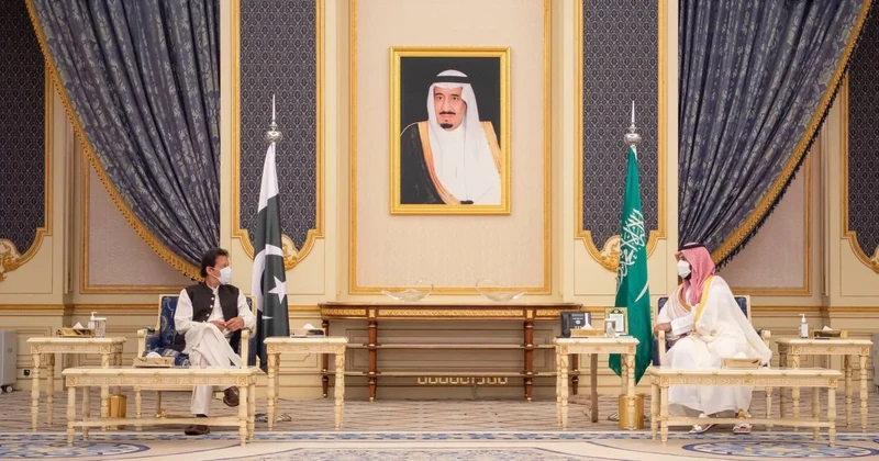 سمو سيدي ولي العهد يستقبل دولة رئيس وزراء باكستان في المملكة - صورة 22