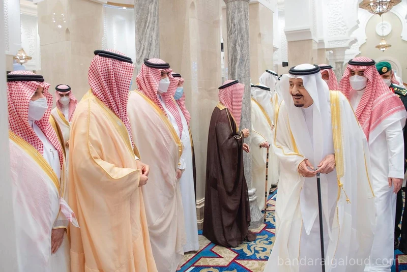 سيدي خادم الحرمين الشريفين يؤدي صلاة عيد الفطر المبارك - صورة 4