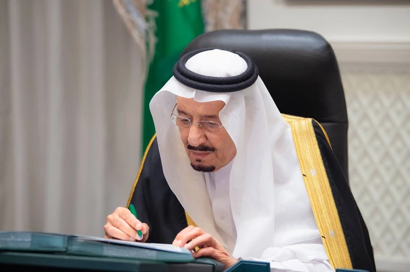 سيدي خادم الحرمين الشريفين يرأس جلسة مجلس الوزراء عبر الاتصال المرئي - صورة 2