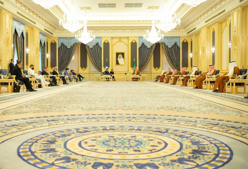 سمو سيدي ولي العهد يستقبل الرئيس الفرنسي إيمانويل ماكرون في جدة - صورة 6