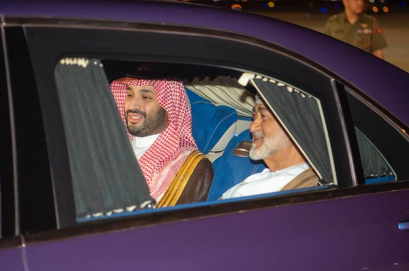 سمو سيدي ولي العهد يصل العاصمة العمانية مسقط وفي مقدمة مستقبليه جلالة السلطان هيثم بن طارق - Photo 6
