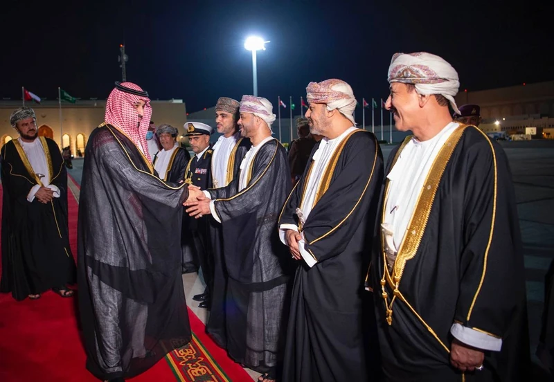 سمو سيدي ولي العهد يغادر العاصمة العمانية مسقط، وجلالة سلطان عمان في مقدمة مودعيه لدى مغادرته - صورة 5