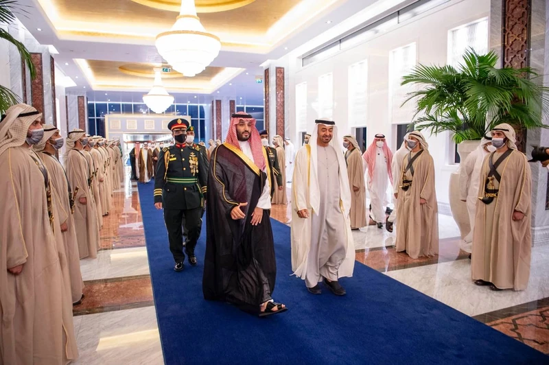 سمو سيدي ولي العهد يصل العاصمة الإماراتية أبوظبي وفي مقدمة مستقبليه سمو ولي عهد أبوظبي - Photo 2
