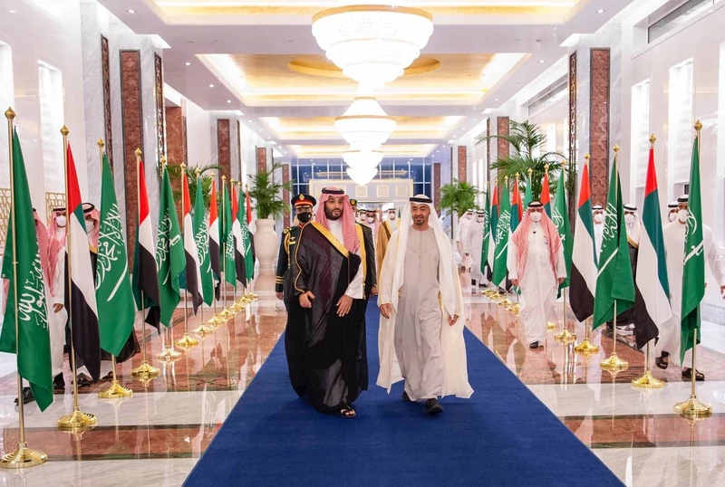 سمو سيدي ولي العهد يصل العاصمة الإماراتية أبوظبي وفي مقدمة مستقبليه سمو ولي عهد أبوظبي - Photo 3