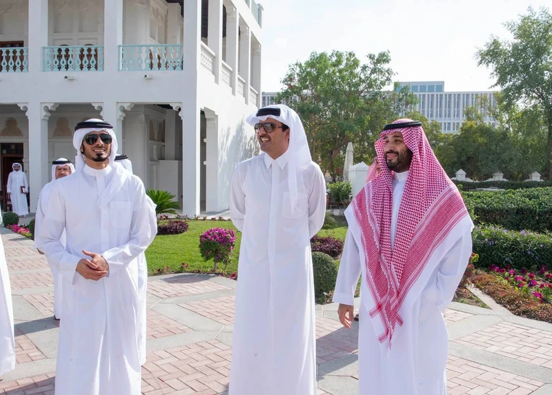 سمو سيدي ولي العهد وسمو أمير دولة قطر يزوران استاد لوسيل في الدوحة - Photo 3