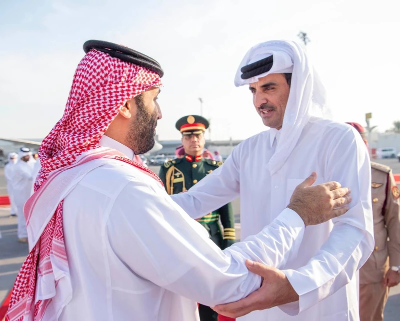 سمو أمير دولة قطر في مقدمة مودعي سمو سيدي ولي العهد لدى مغادرته قطر - صورة 5