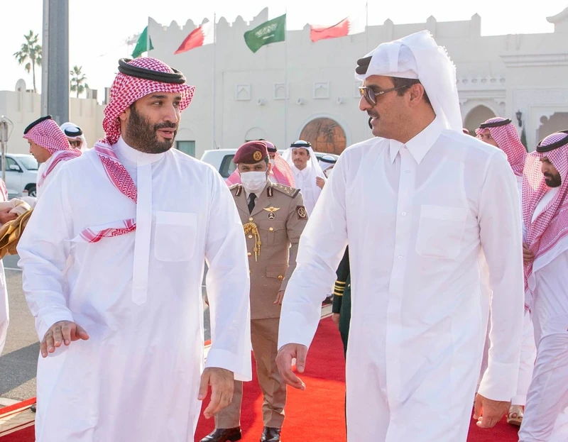 سمو أمير دولة قطر في مقدمة مودعي سمو سيدي ولي العهد لدى مغادرته قطر - صورة 3