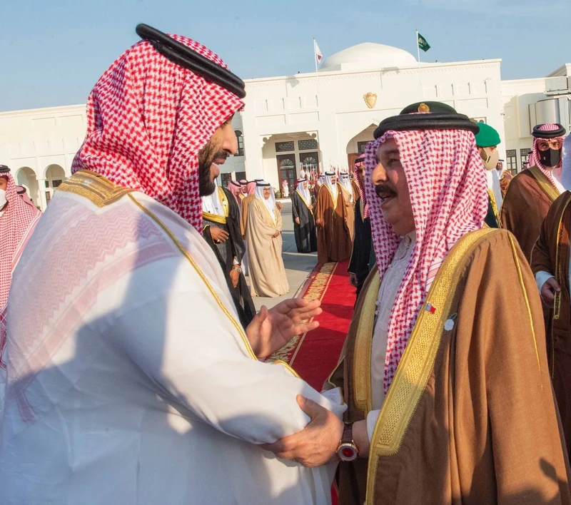 جلالة ملك البحرين في مقدمة مودعي سمو سيدي ولي العهد لدى مغادرته المنامة - صورة 6