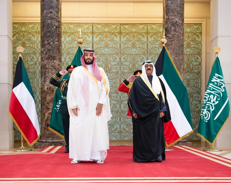 سمو سيدي ولي العهد يصل دولة الكويت وفي مقدمة مستقبليه سمو ولي عهد الكويت - صورة 2