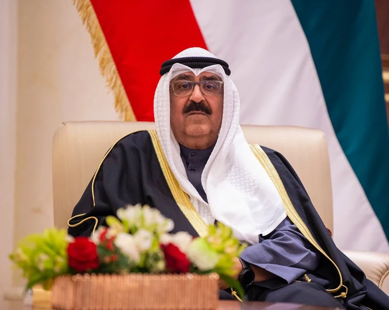 سمو سيدي ولي العهد يصل دولة الكويت وفي مقدمة مستقبليه سمو ولي عهد الكويت - صورة 4