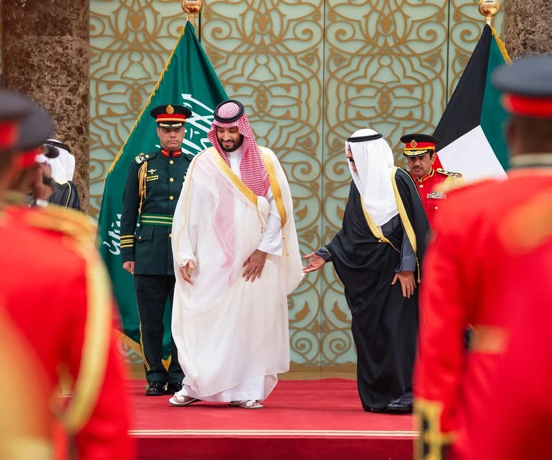 سمو سيدي ولي العهد يصل دولة الكويت وفي مقدمة مستقبليه سمو ولي عهد الكويت - صورة 5