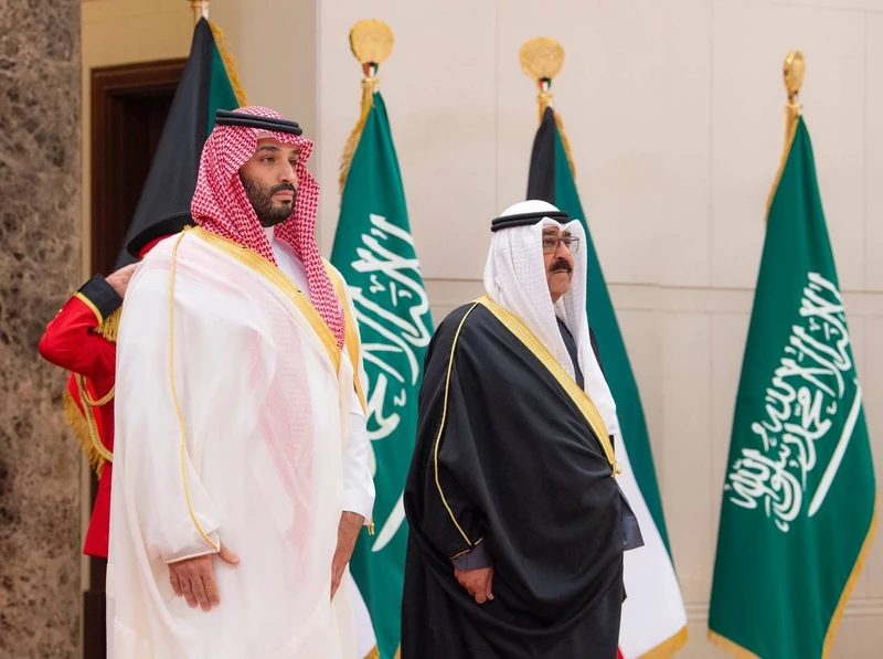 سمو سيدي ولي العهد يصل دولة الكويت وفي مقدمة مستقبليه سمو ولي عهد الكويت - صورة 6
