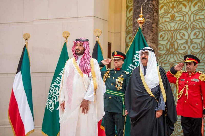 سمو سيدي ولي العهد يصل دولة الكويت وفي مقدمة مستقبليه سمو ولي عهد الكويت - صورة 11