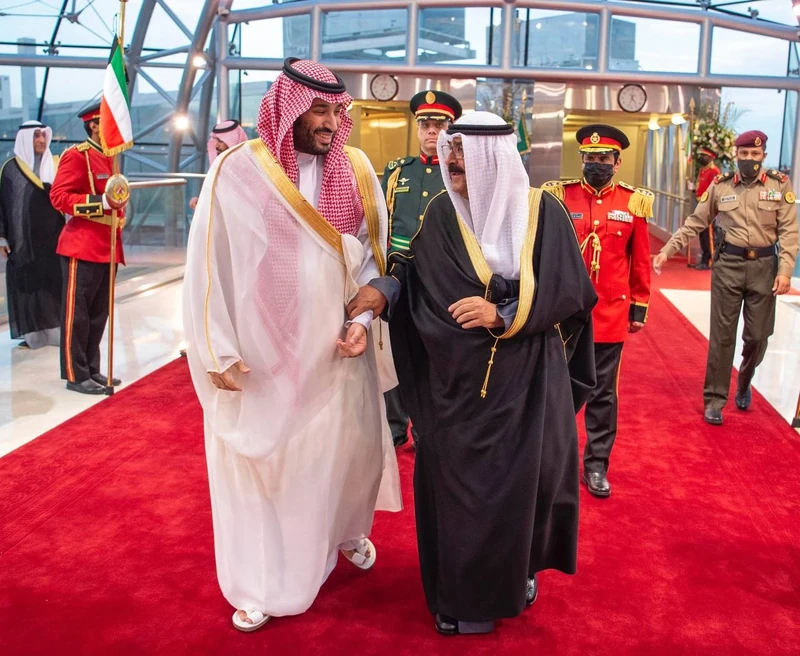 سمو سيدي ولي العهد يصل دولة الكويت وفي مقدمة مستقبليه سمو ولي عهد الكويت - صورة 16