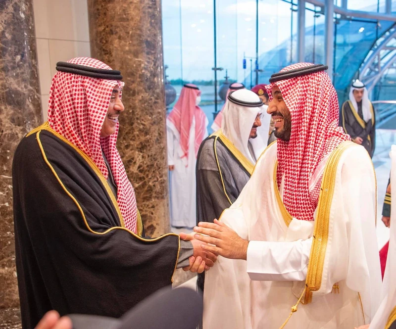 سمو سيدي ولي العهد يصل دولة الكويت وفي مقدمة مستقبليه سمو ولي عهد الكويت - صورة 17