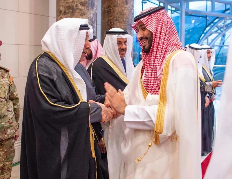 سمو سيدي ولي العهد يصل دولة الكويت وفي مقدمة مستقبليه سمو ولي عهد الكويت - صورة 18