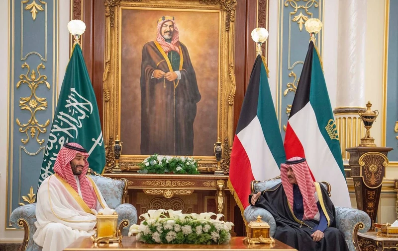 سمو أمير دولة الكويت يقدم قلادة مبارك الكبير لسمو سيدي ولي العهد - Photo 2