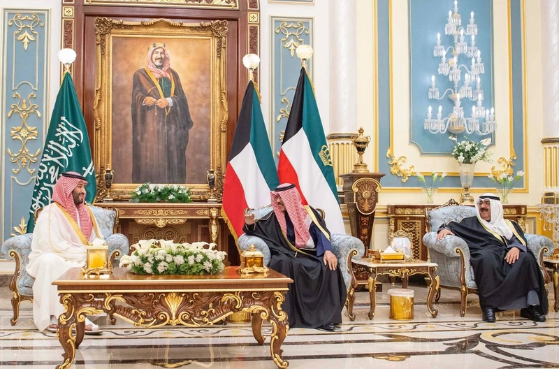 سمو أمير دولة الكويت يقدم قلادة مبارك الكبير لسمو سيدي ولي العهد - Photo 3