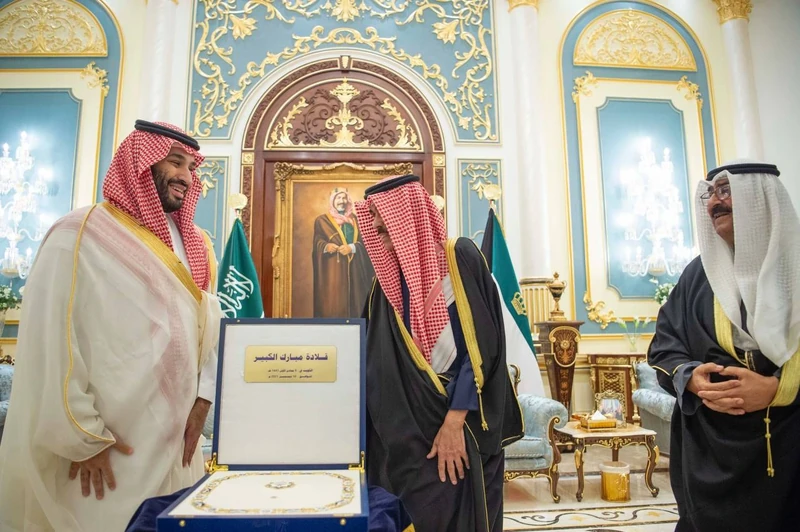 سمو أمير دولة الكويت يقدم قلادة مبارك الكبير لسمو سيدي ولي العهد - Photo 5