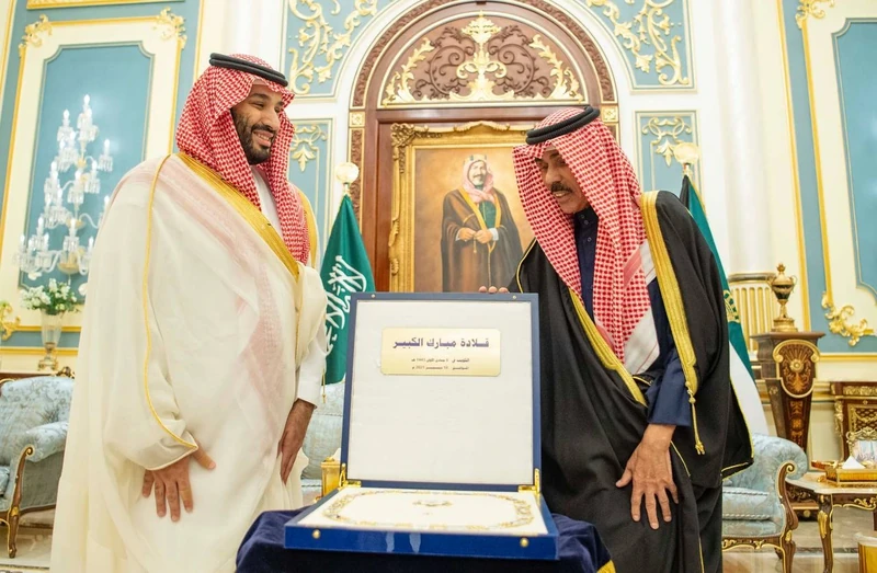 سمو أمير دولة الكويت يقدم قلادة مبارك الكبير لسمو سيدي ولي العهد - Photo 6