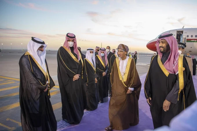 سمو سيدي ولي العهد في مقدمة مستقبلي سمو نائب رئيس الوزراء لشؤون مجلس الوزراء بسلطنة عمان لدى وصوله الرياض. - صورة 2
