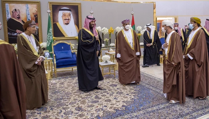 سمو سيدي ولي العهد في مقدمة مستقبلي سمو نائب رئيس الوزراء لشؤون مجلس الوزراء بسلطنة عمان لدى وصوله الرياض. - صورة 4