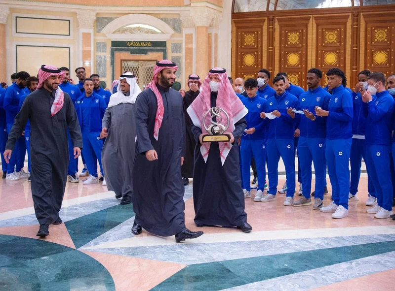 سمو سيدي ولي العهد يستقبل سمو وزير الرياضة ورئيس الاتحاد السعودي لكرة القدم، ورئيس وأعضاء مجلس إدارة نادي الهلال - صورة 2