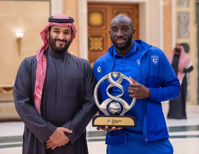 سمو سيدي ولي العهد يستقبل سمو وزير الرياضة ورئيس الاتحاد السعودي لكرة القدم، ورئيس وأعضاء مجلس إدارة نادي الهلال - صورة 11