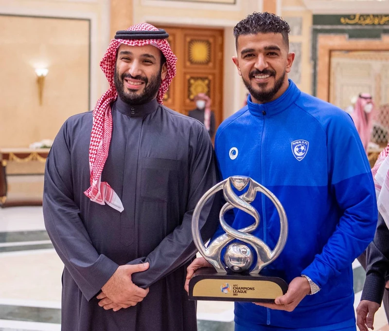 سمو سيدي ولي العهد يستقبل سمو وزير الرياضة ورئيس الاتحاد السعودي لكرة القدم، ورئيس وأعضاء مجلس إدارة نادي الهلال - صورة 18