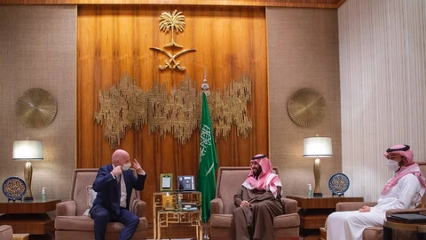 سمو سيدي ولي العهد يلتقي رئيس الاتحاد الدولي لكرة القدم فيفا