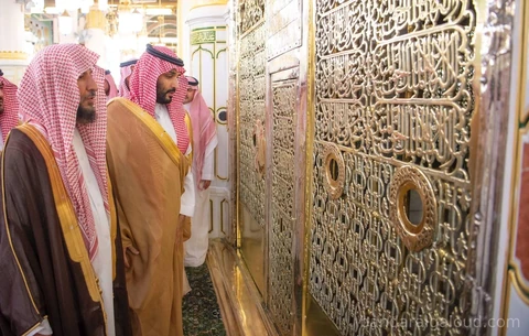 سمو سيدي ولي العهد يزور المسجد النبوي ويتشرف بالسلام على رسول الله ﷺ