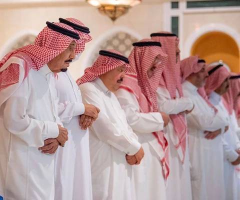 سيدي خادم الحرمين الشريفين يؤدي صلاة التراويح ويشهد ختم القرآن بالمسجد الحرام