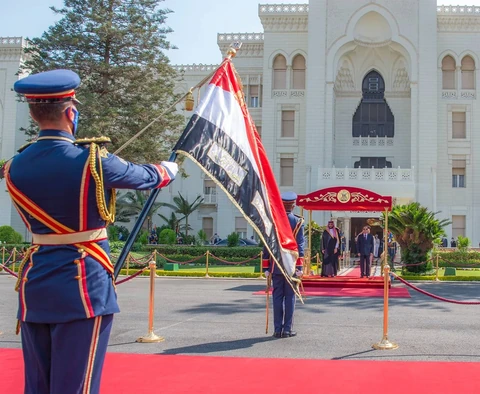 فخامة الرئيس المصري يقيم مراسم استقبال رسمية لسمو سيدي ولي العهد في قصر الاتحادية بالقاهرة.