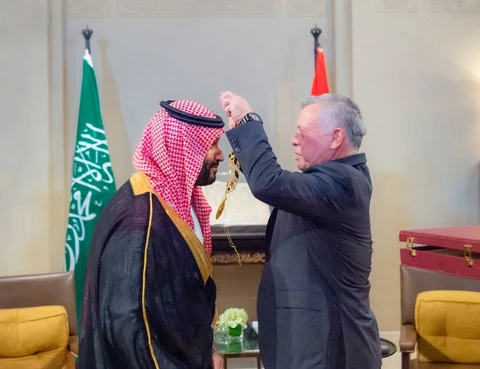 جلالة ملك الأردن يقدم لسمو سيدي ولي العهد قلادة الحسين بن علي