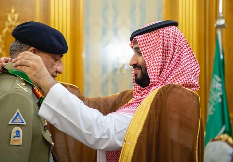 سمو سيدي ولي العهد يقلد قائد جيش باكستان وسام الملك عبدالعزيز