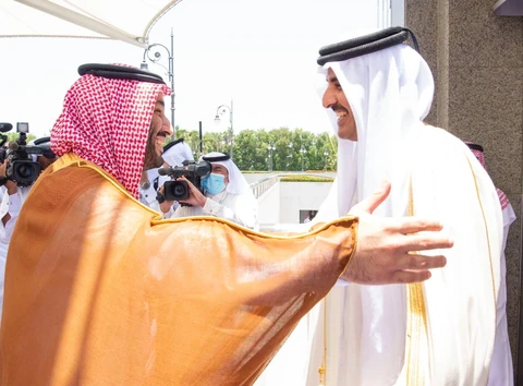 سمو سيدي ولي العهد يستقبل سمو أمير دولة قطر للمشاركة في قمة جدة