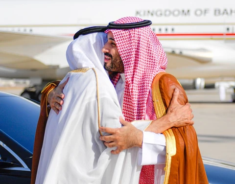 سمو سيدي ولي العهد في مقدمة مودعي سمو رئيس دولة الإمارات بعد المشاركة في قمة جدة للأمن والتنمية