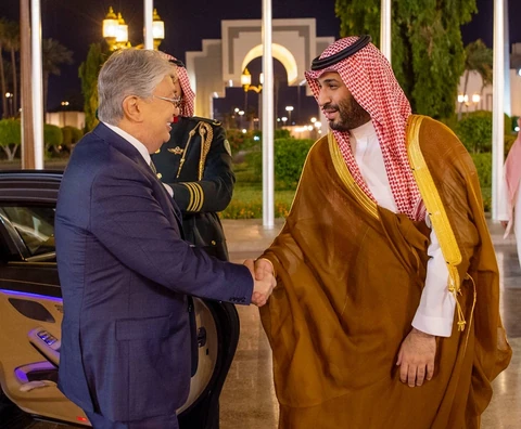 سمو سيدي ولي العهد يستقبل فخامة رئيس جمهورية كازاخستان بجدة