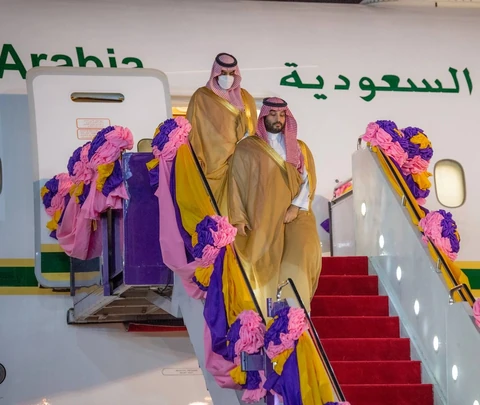 سمو سيدي ولي العهد يصل بانكوك ودولة رئيس الوزراء في مقدمة مستقبليه