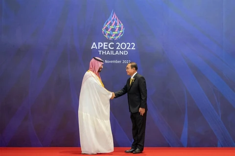 سمو سيدي ولي العهد يصل قمة منتدى التعاون الاقتصادي (APEC) في تايلند