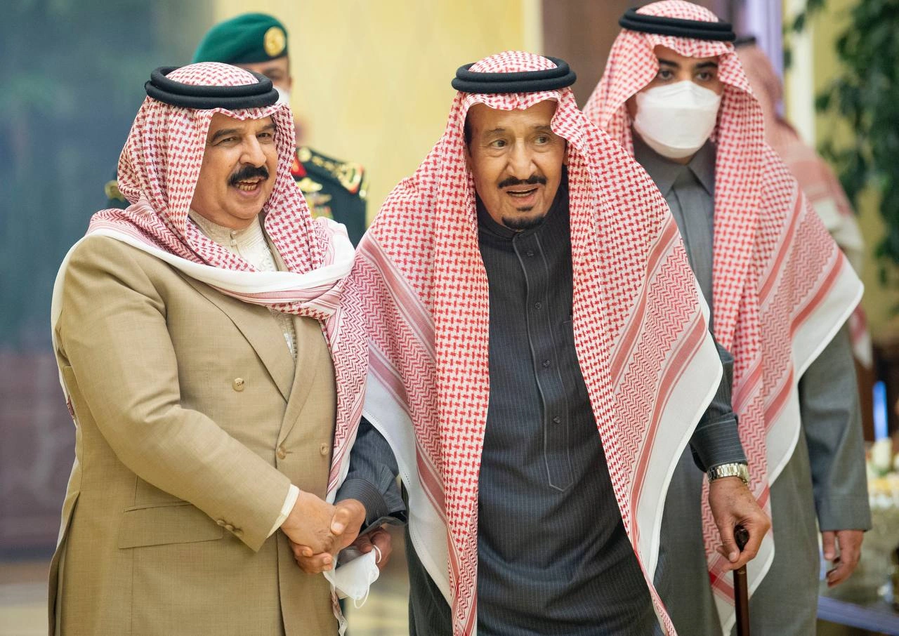 سيدي خادم الحرمين الشريفين يستقبل جلالة ملك مملكة البحرين ويقيم مأدبة غداء تكريماً لجلالته - صورة 1