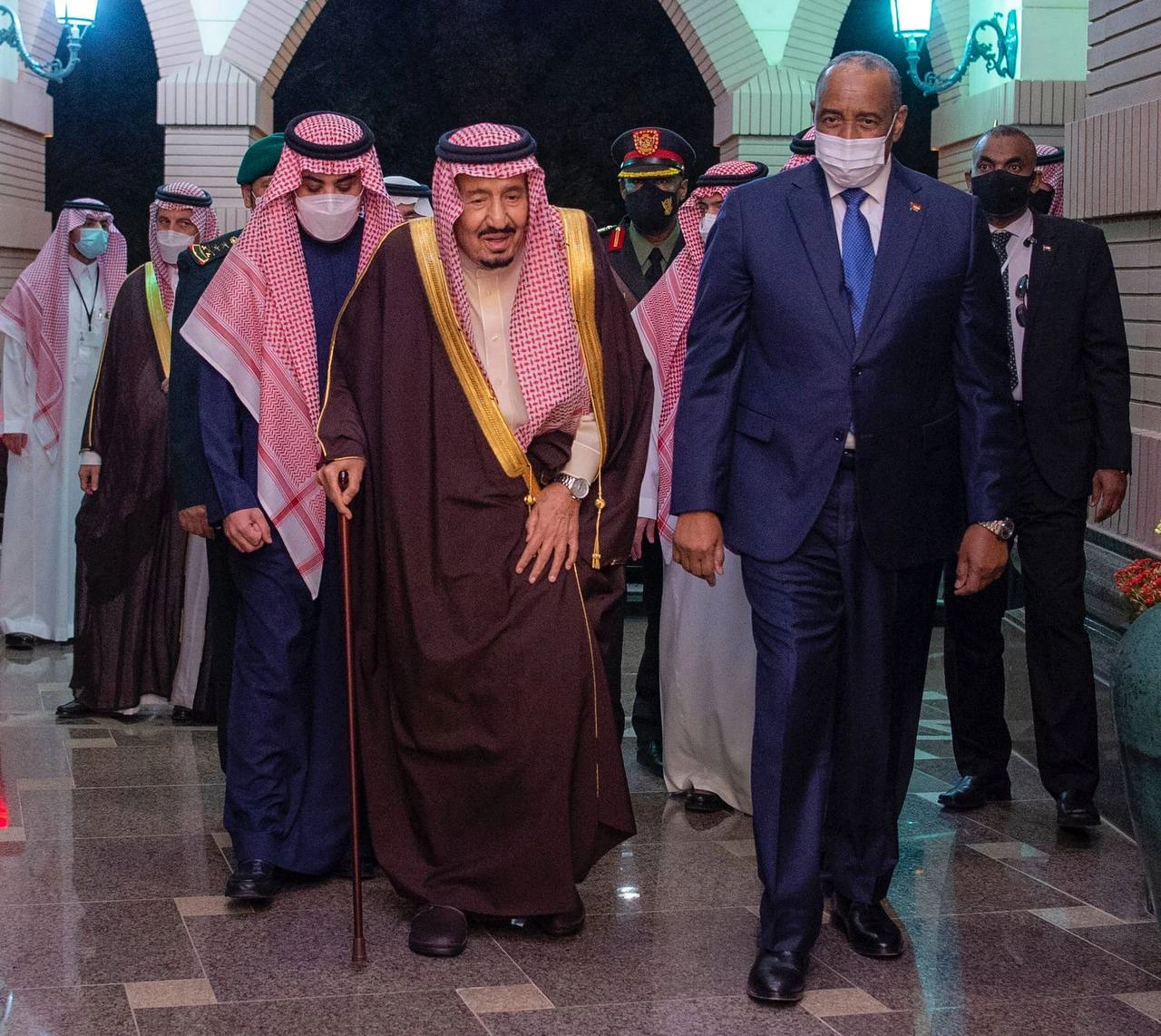 سيدي خادم الحرمين الشريفين يستقبل رئيس مجلس السيادة الانتقالي السوداني - صورة 1