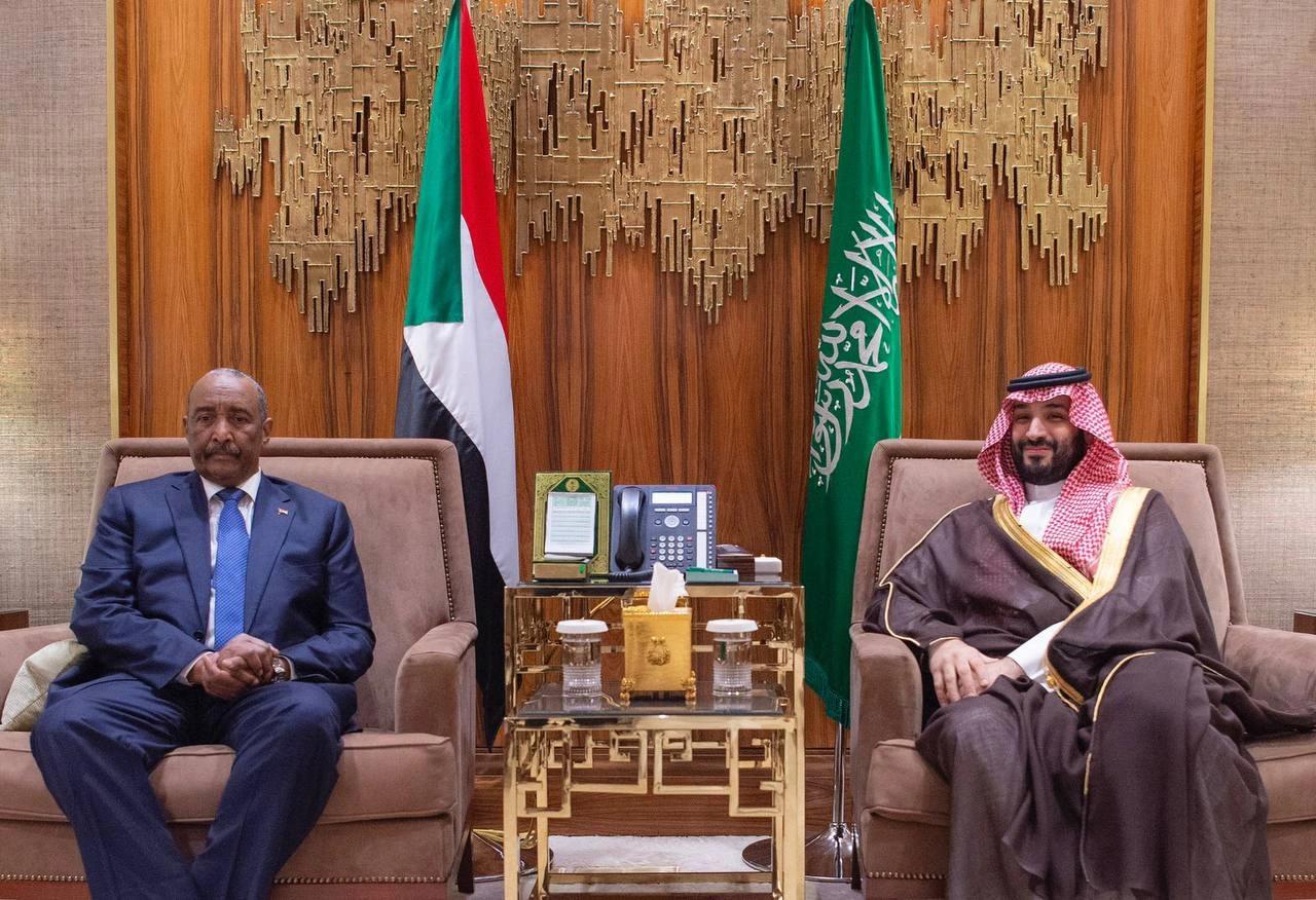 سمو سيدي ولي العهد يلتقي رئيس مجلس السيادة الانتقالي السوداني - Photo 1