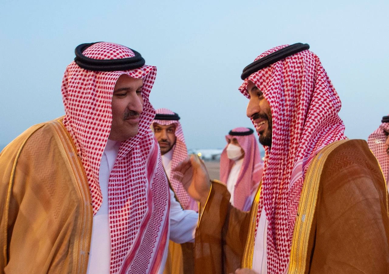 سمو سيدي ولي العهد يصل المدينة المنورة وفي مقدمة مستقبليه سمو أمير المنطقة وسمو نائبه - صورة 1