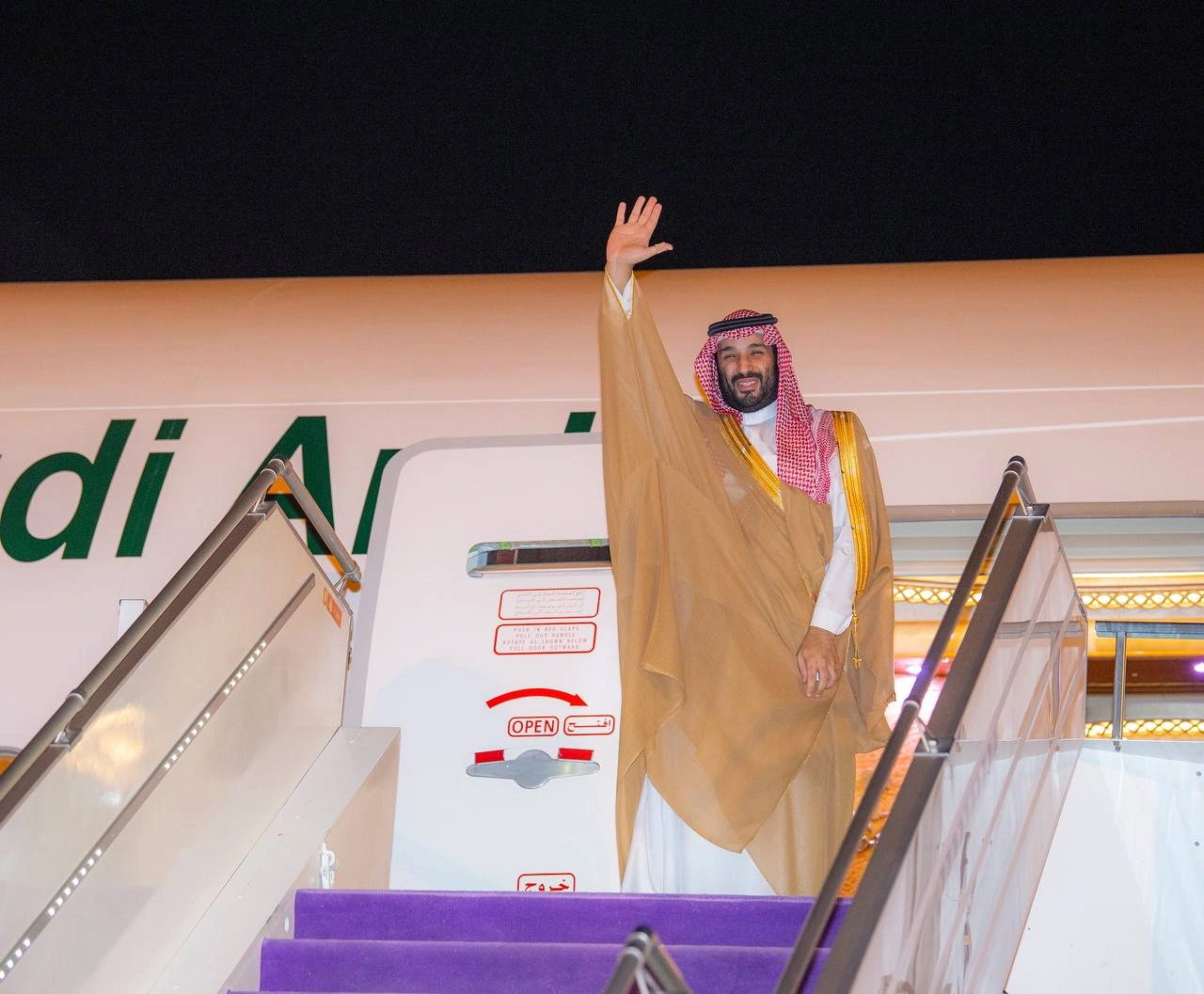 سمو سيدي ولي العهد يغادر المدينة المنورة وفي مقدمة مودعيه سمو أمير المنطقة وسمو نائبه - صورة 1