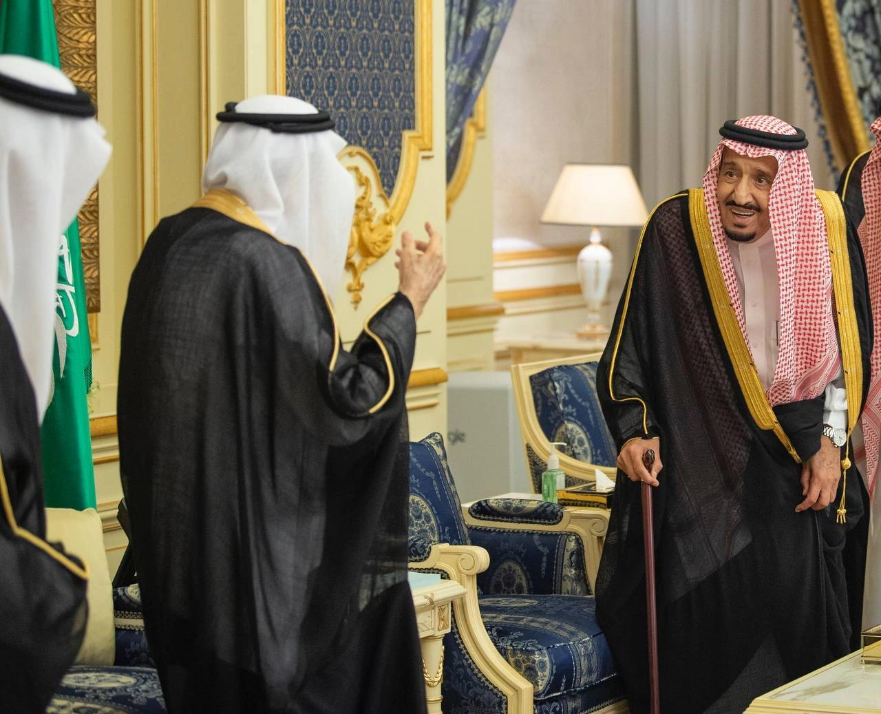 سيدي خادم الحرمين الشريفين يستقبل أصحاب السمو والفضيلة والمعالي وجمعاً من المواطنين - صورة 1